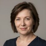 Портрет уверенного бизнесмена в студийном освещении на нейтральном фоне для магазина Маг Крас